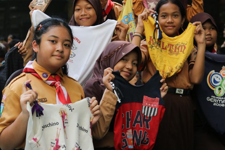 Kreasi tas dari kaos bekas