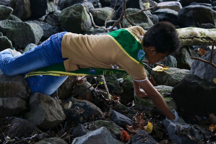 Bersih-bersih pantai Kenjeran