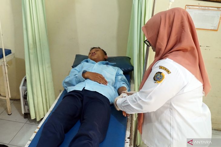 Pemeriksaan kesehatan siswa terdampak keracunan MBG