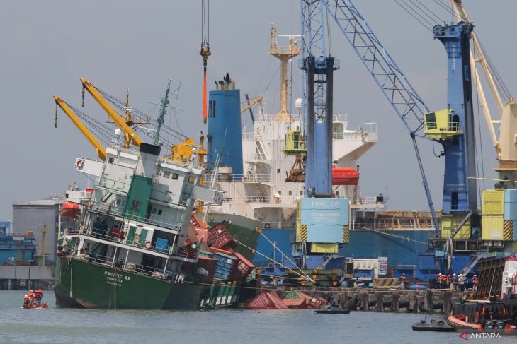 Penanganan insiden kapal kargo miring