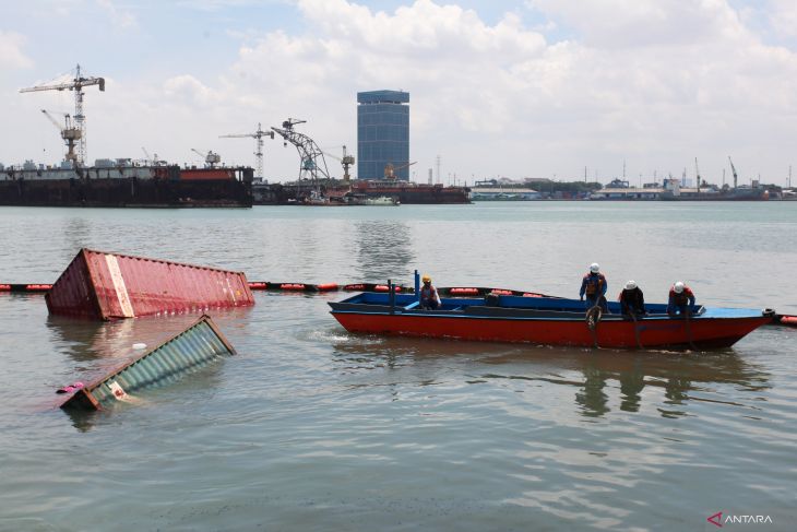 Penanganan insiden kapal kargo miring