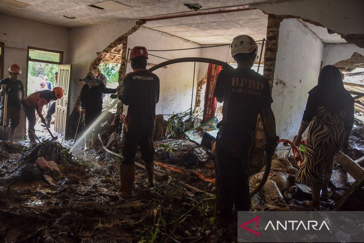 Longsor timbun rumah di Ciamis