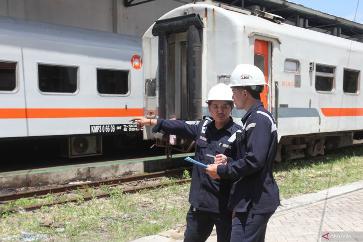 Ramp check sarana perkeretaapian di Surabaya