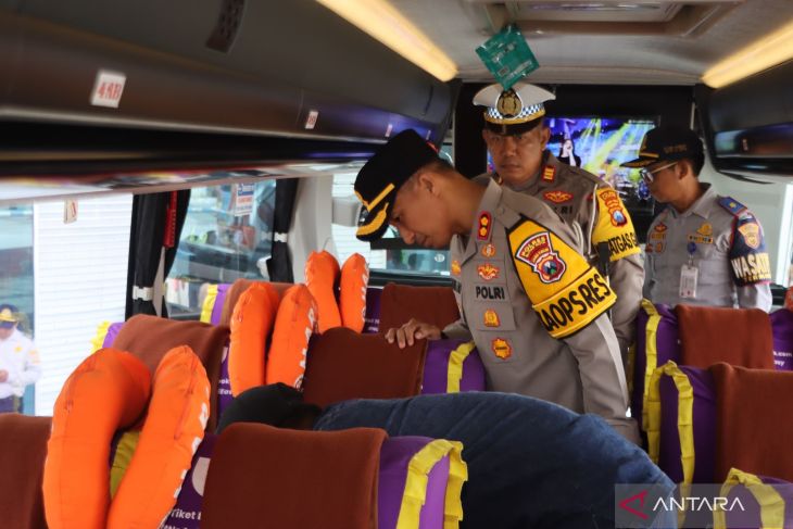 Pengecekan bus laik jalan