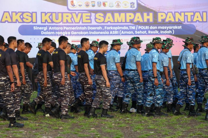 Gotong royong membersihkan pantai dari sampah