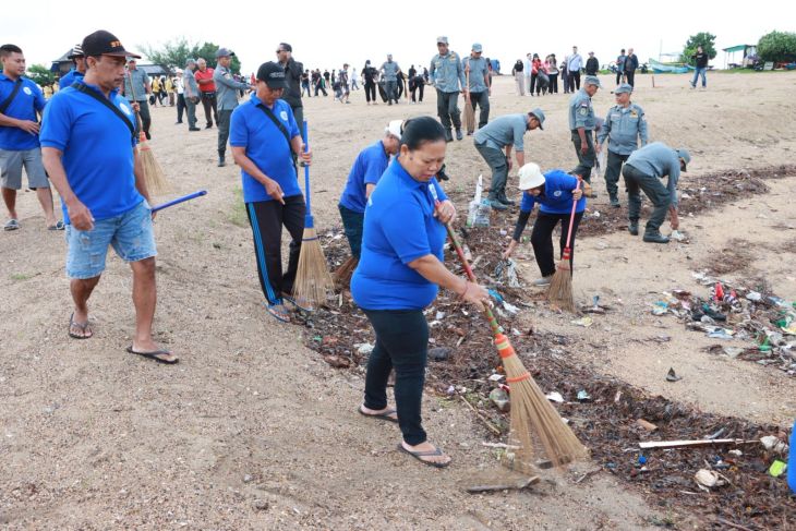 Pemkot Denpasar bersihkan Pantai Sanur tindaklanjuti arahan Presiden Prabowo