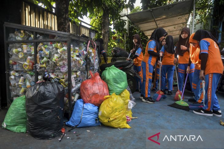 Aksi bersih lingkungan di Tangerang Selatan
