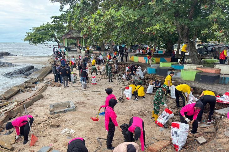 Polres Bangka Selatan bersihkan objek wisata Pantai Laut Nek Aji Toboali
