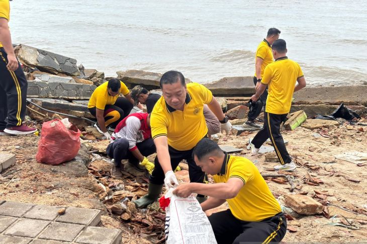 Aksi bersih sampah di Pantai Laut Nek Aji Toboali