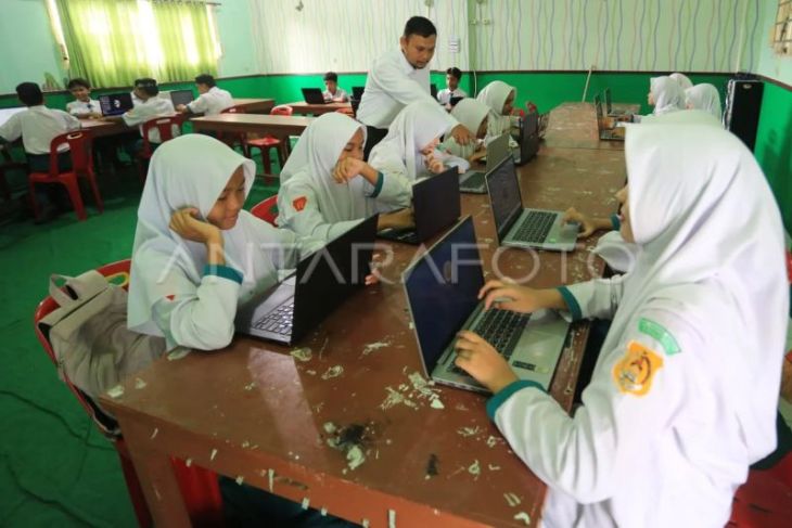 Disdik Aceh terapkan pembatasan penggunaan handphone di sekolah