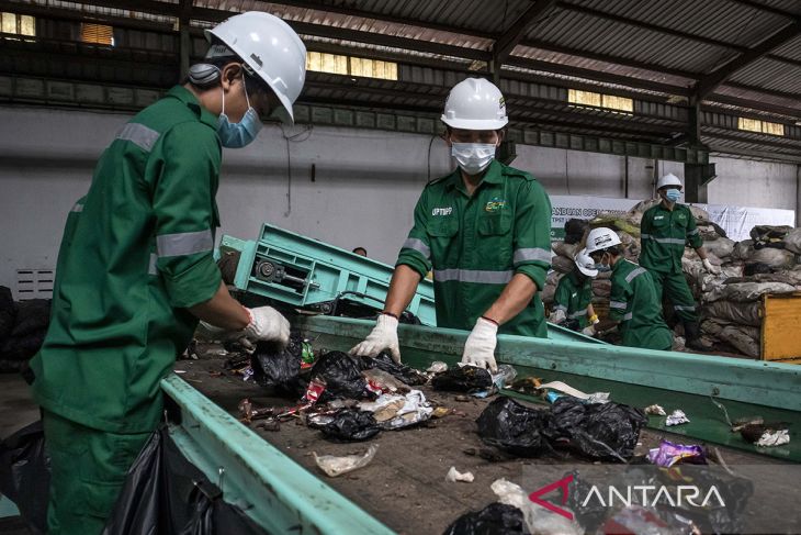 Pengolahan sampah di TPST Utama Cimahi Selatan