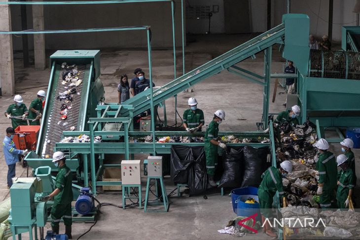 Pengolahan sampah di TPST Utama Cimahi Selatan