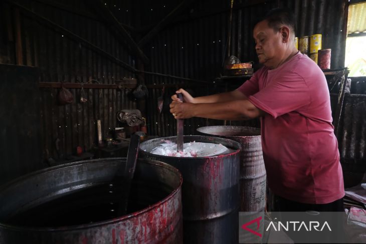 Pembuatan lilin sembahyang klenteng di Punggur
