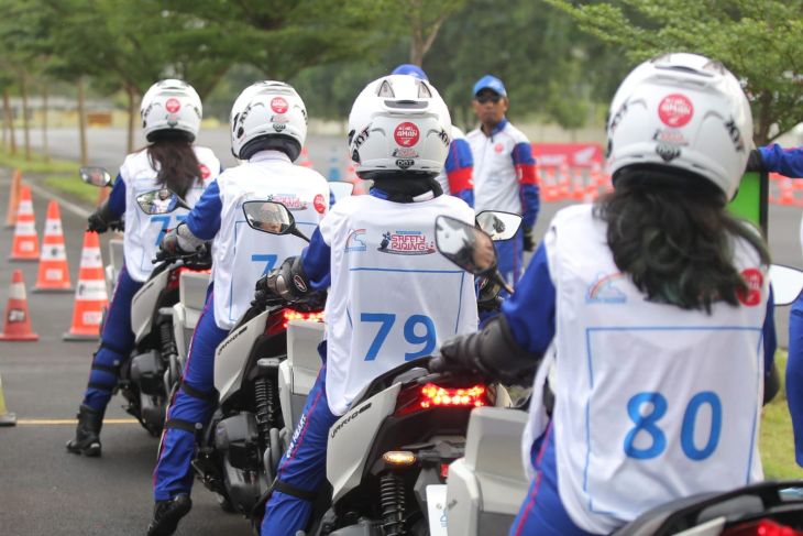 Honda Babel bagikan cara menurunkan kaki yang benar saat berhenti berkendara