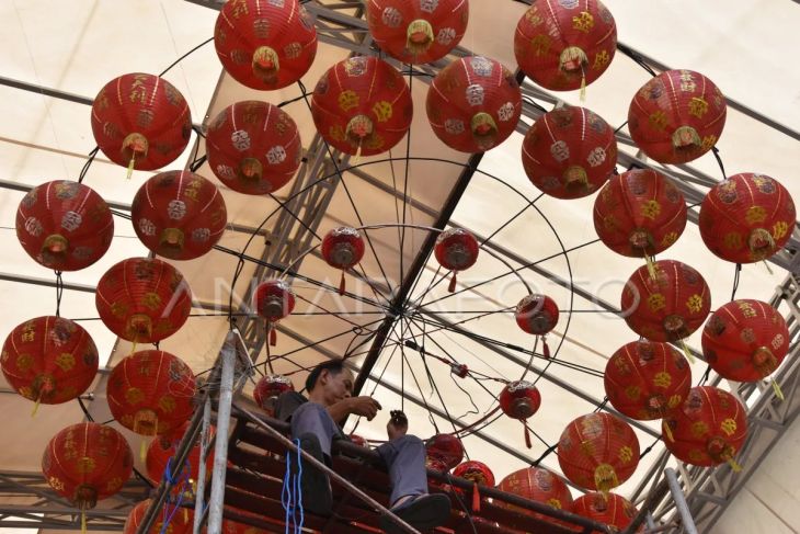 Pemasangan lampion di Wihara Dhanagun Kota Bogor