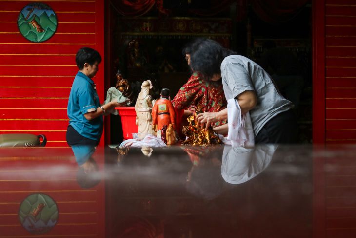 Cuci patung dewa jelang Imlek 2577