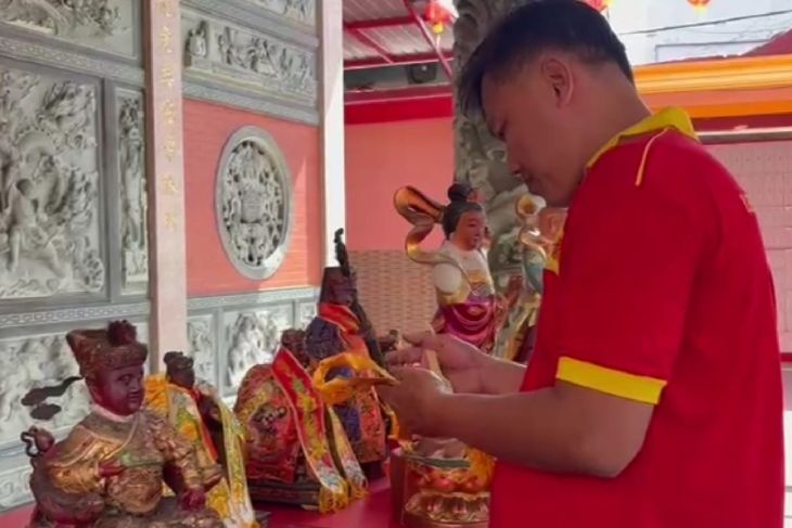 Pengurus Klenteng bersihkan altar dan pasang lampion sambut Imlek