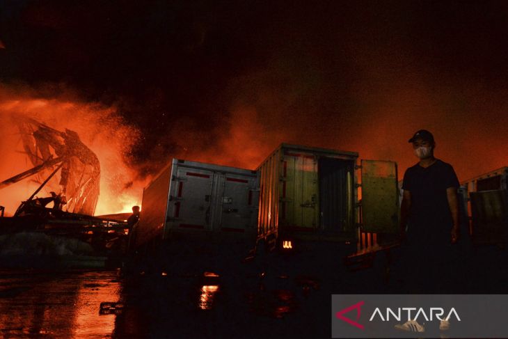 Kebakaran pabrik cat di Tangerang