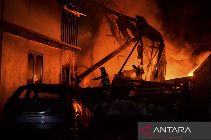 Kebakaran pabrik cat di Tangerang