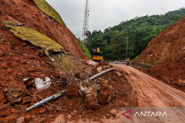 Longsor di Jalur Lingkar Utara Jatigede