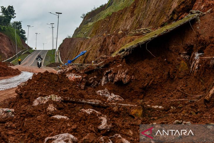 Longsor di Jalur Lingkar Utara Jatigede