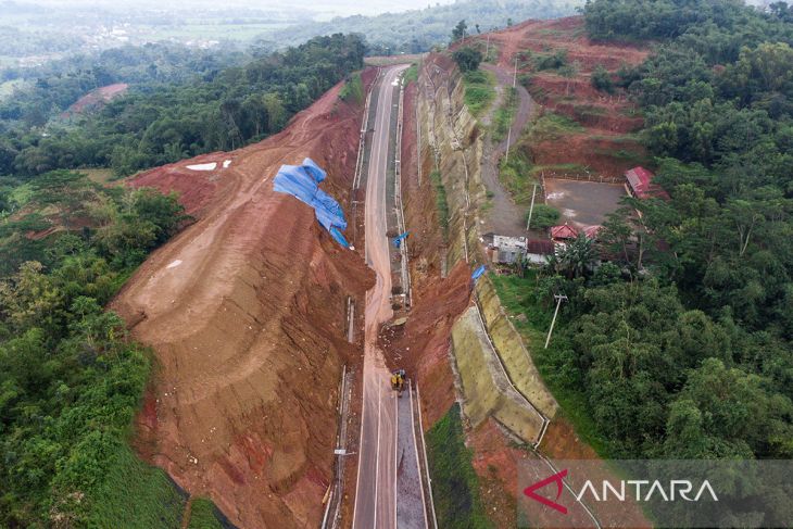 Longsor di Jalur Lingkar Utara Jatigede