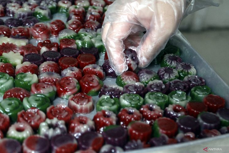 Produksi kue keranjang mini jelang Imlek
