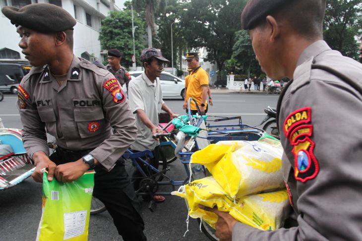 Pembagian sembako kepada tukang becak di Surabaya