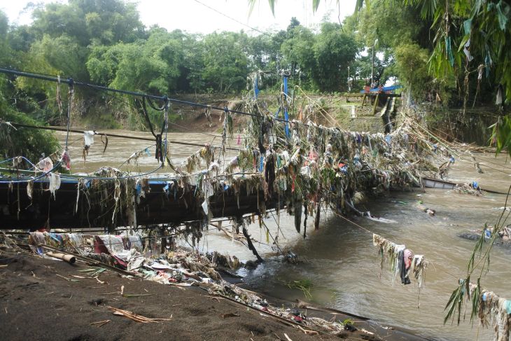 Jembatan putus di Jember