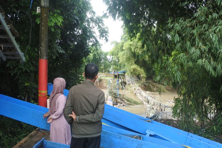 Jembatan putus di Jember