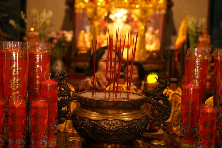Ritual pergantian busana Dewa jelang Imlek di Tulungagung