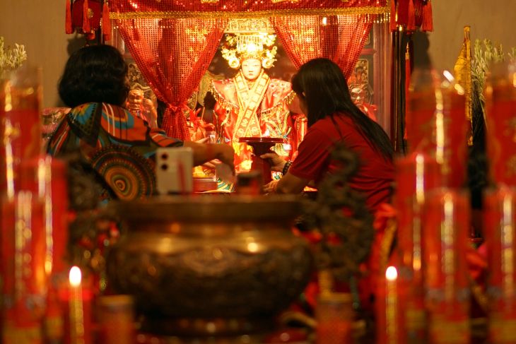 Ritual pergantian busana Dewa jelang Imlek di Tulungagung