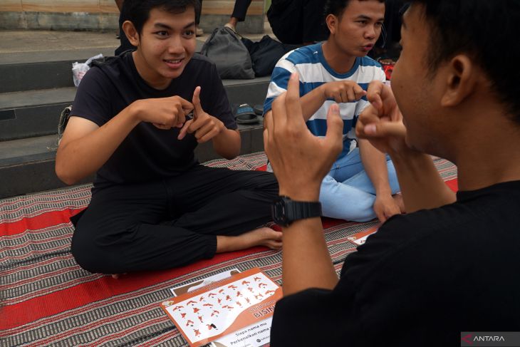 Sosialisasi dan edukasi Bahasa Isyarat Indonesia