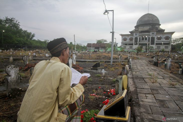 Ziarah kubur jelang Ramadhan di Sidoarjo