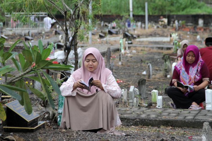 Ziarah kubur jelang Ramadhan di Sidoarjo