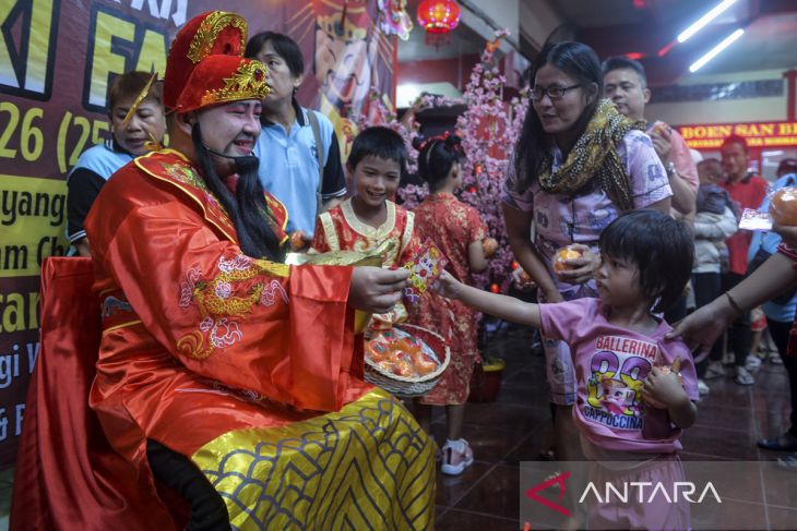 Sembahyang malam Imlek di Wihara Boen San Bio Kota Tangerang