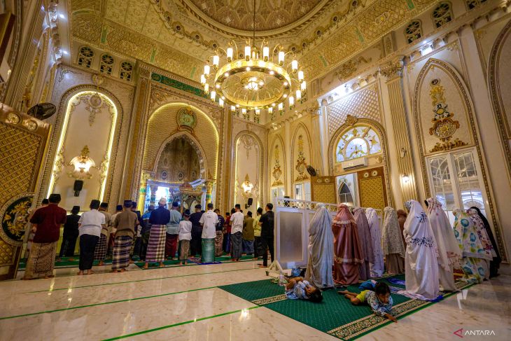 Shalat tarawih di Nganjuk