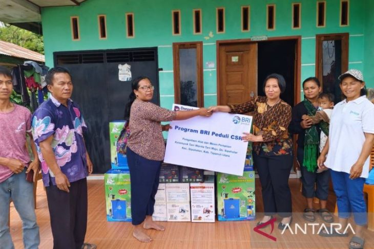 BRI Tarutung bantu alat pertanian untuk Poktan wanita