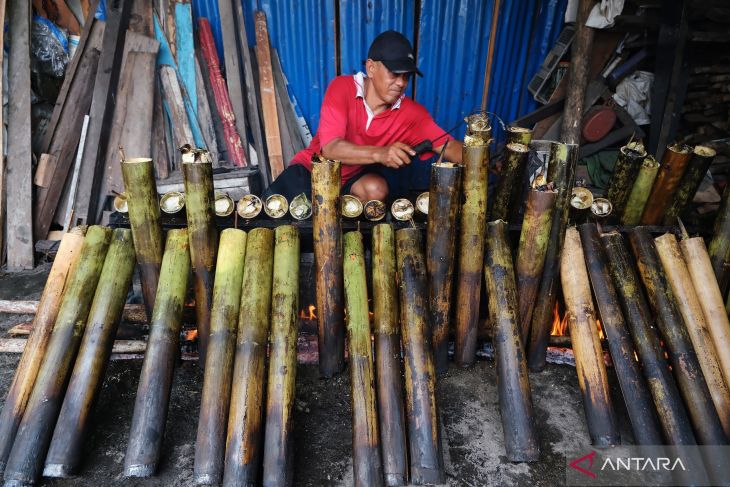 Pembuatan lemang beras ketan di Pontianak