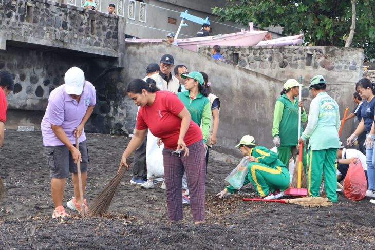 Ribuan warga Buleleng pungut sampah pesisir pantai
