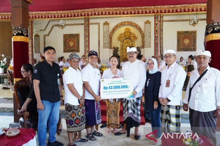 BPJS TK Bali serahkan santunan jamsos kepada sulinggih di Gianyar