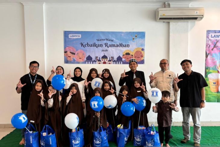 Lawson Indonesia berbagi air mineral buat buka puasa di masjid