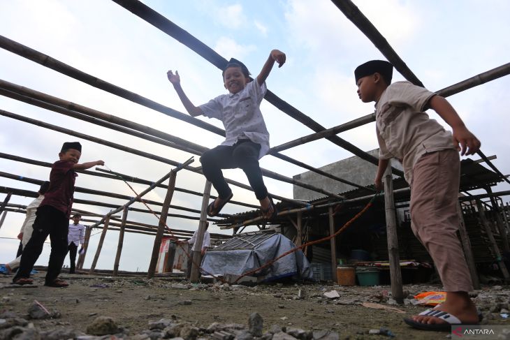 Dolanan bersama anak kampung nelayan