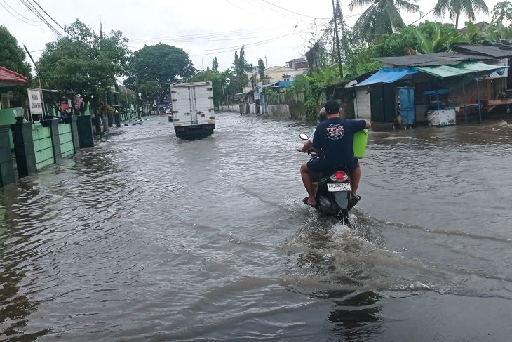 Hujan deras, sejumlah ruas jalan di Rangkasbitung tergenang air