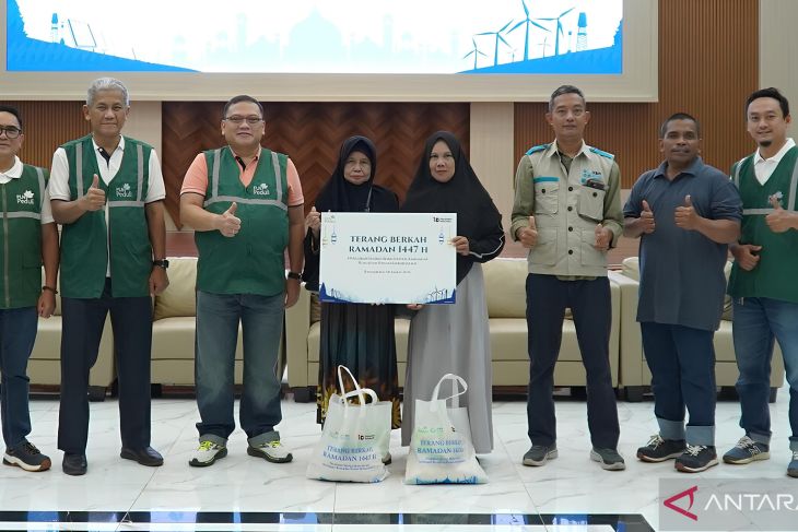 GM PLN foto bersama dengan masyarakat pembeli paket sembako murah