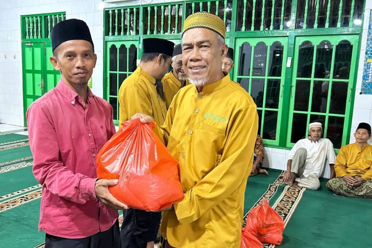 Baznas Singkawang salurkan 165 paket sembako