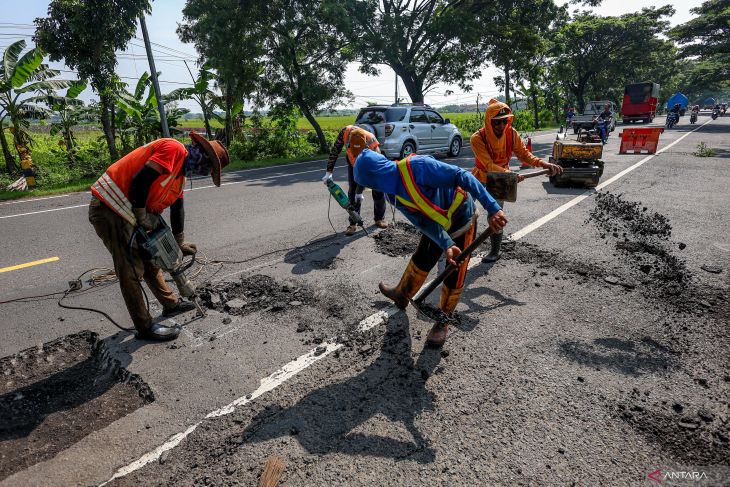 Perbaikan jalan berlubang jelang arus mudik