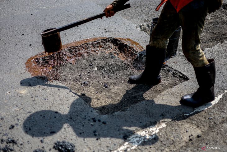 Perbaikan jalan berlubang jelang arus mudik