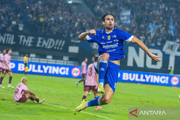 Top skor Persib Bandung Andrew Jung incar gol ke gawang Dewa United