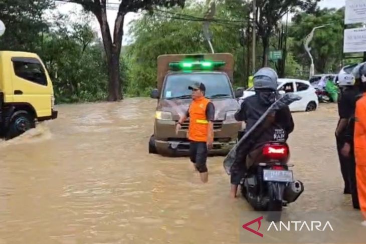 Tim gabungan tangani banjir di jalur lintasan Presiden RI